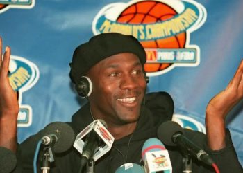 Një kartolinë e firmosur nga Michael Jordan në 1986 shitet për 2.7 milion dollarë, duke theksuar çmendurinë e fundit në tregun e koleksioneve.