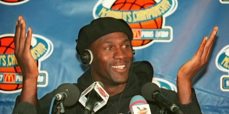 Një kartolinë e firmosur nga Michael Jordan në 1986 shitet për 2.7 milion dollarë, duke theksuar çmendurinë e fundit në tregun e koleksioneve.