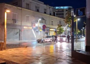 Një makinë digjet në Durrës, zjarrfikësit shkojnë në vendngjarje për të neutralizuar flakët.