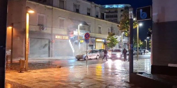 Një makinë digjet në Durrës, zjarrfikësit shkojnë në vendngjarje për të neutralizuar flakët.