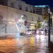 Një makinë digjet në Durrës, zjarrfikësit shkojnë në vendngjarje për të neutralizuar flakët.