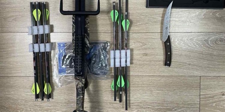 Një qytetar i huaj tentoi të kalonte në Shqipëri me një hark dhe 21 shigjeta, por u ndalua në doganën greke.