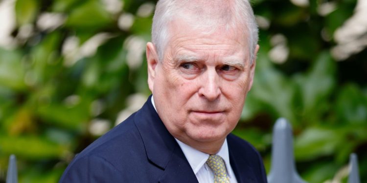 Një tjetër skandal në Pallatin Mbretëror: email-et zbulojnë Prince Andrew, që i dha urdhra truprojës së tij për…