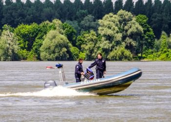 Një tragjedi në Danub: një person humb jetën dhe tre të tjerë shpallen të zhdukur pas overturnimit të një barke afër kufirit serbo-kroat.
