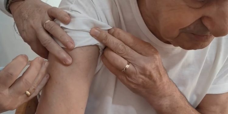 Nuk ka raste gripi, por vaksinimi është në fluks: Rreth 250 persona në Lushnjë marrin dozën çdo ditë.
