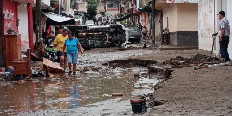 Numri i të vdekurve nga përmbytjet dhe rrëshqitjet e dheut në Meksikë arrin në 76, ndërsa 27 persona janë raportuar të zhdukur.