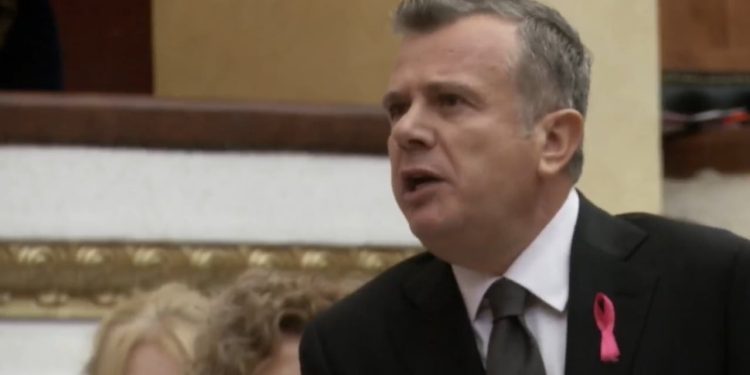 “O idiot”/ Seanca ndërpritet, Taulant Balla: Flamur Noka duhet të kërkojë falje ose të largohet.