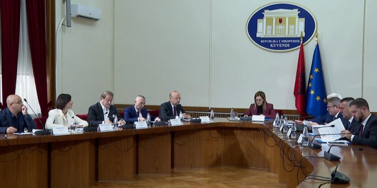 Opozita kërkon heqjen nga detyra të Peleshit, Këshilli për Legjislacionin nis vlerësimin e kërkesës së 36 deputetëve të Partisë Demokratike.