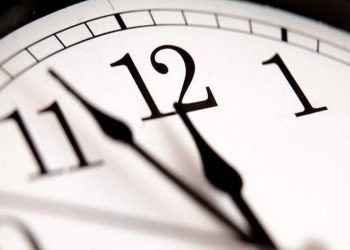 Ora ndërron më 26 tetor, akrepat kthehen 60 minuta pas.