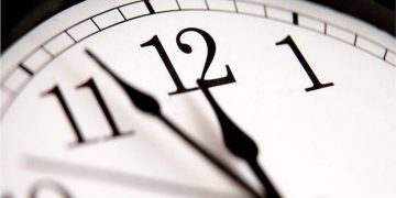 Ora ndërron më 26 tetor, akrepat kthehen 60 minuta pas.