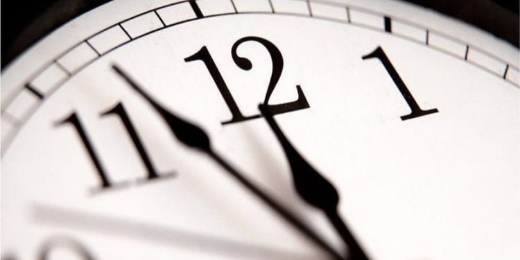 Ora ndërron më 26 tetor, akrepat kthehen 60 minuta pas.