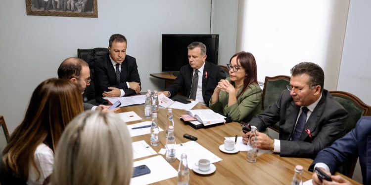 Organi kushtetues njofton: PD kërkon 4 orë diskutim në Kuvend, ndërsa PS sugjeron vetëm 2 orë