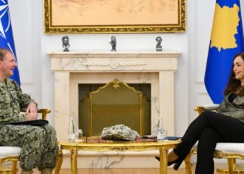 Osmani takohet me admiralin e NATO-s, presidentja e Kosovës thekson: Kërcënime të qëndrueshme nga Serbia.