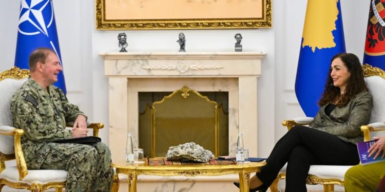Osmani takohet me admiralin e NATO-s, presidentja e Kosovës thekson: Kërcënime të qëndrueshme nga Serbia.