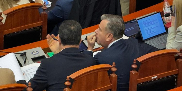 PD kërkon largimin e Kryetarit të Kuvendit; Seanca udhëhiqet nga nënkryetarja, ndërsa Niko Peleshi zë vend në rreshtin e grupit të PS.