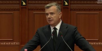 PD tërhiqet pas raportimit të Dumanit dhe Çelës. Seanca vazhdon pas një ore negociatash mes Ballës dhe Këlliçit; pyetjet e deputetëve do të dërgohen me shkrim.