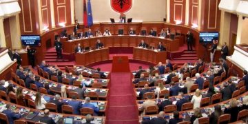 PS hedh poshtë kërkesën e PD për shkarkimin e Peleshit me 79 vota, vetëm 10 vota kundër kryetarit të Kuvendit.