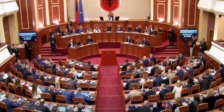 PS hedh poshtë kërkesën e PD për shkarkimin e Peleshit me 79 vota, vetëm 10 vota kundër kryetarit të Kuvendit.