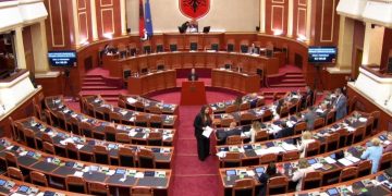 PS nuk pranon kërkesat për komisionet, opozita largohet nga salla pas 12 orësh debate në Kuvend.