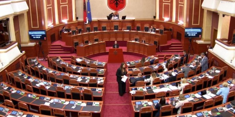 PS nuk pranon kërkesat për komisionet, opozita largohet nga salla pas 12 orësh debate në Kuvend.