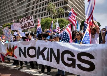 “Pa Mbretër”/ Në tërë Shtetet e Bashkuara, qytetarët protestojnë kundër politikave të Trump, ndërsa aktori Robert De Niro i fton ata të marrin pjesë në tubime.