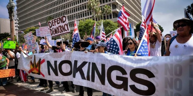 “Pa Mbretër”/ Në tërë Shtetet e Bashkuara, qytetarët protestojnë kundër politikave të Trump, ndërsa aktori Robert De Niro i fton ata të marrin pjesë në tubime.