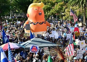 “Pa Monarkë”/ Protestat kundër Trump-it përhapen në SHBA dhe Evropë, politikanët demokratë mobilizohen: Demokraci mbi Diktaturë.