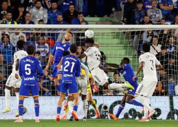 Pamje/ Kontest për dy kartonë të kuq, Real Madrid mposht rivalët e kryeqytetit me një gol të Mbappes dhe rikthen liderin në La Ligë