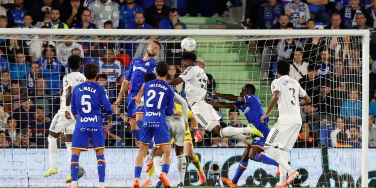 Pamje/ Kontest për dy kartonë të kuq, Real Madrid mposht rivalët e kryeqytetit me një gol të Mbappes dhe rikthen liderin në La Ligë