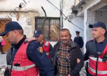 Pamje ekskluzive/ “Nuk del gjallë nga salla kush më dënon nipin”, xhaxhai tjetër i autorit Shkambi arrestohet pas kërcënimit.