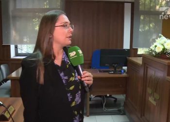 Pamje ekskluzive nga Apeli/ Gazetarja Anila Hoxha në podiumin ku u shpall vendimi për Astrit Kalajn, zbardh tërë dinamikën e ngjarjes.