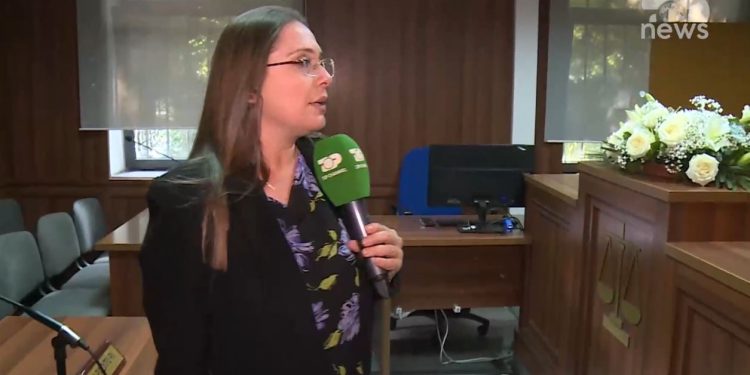 Pamje ekskluzive nga Apeli/ Gazetarja Anila Hoxha në podiumin ku u shpall vendimi për Astrit Kalajn, zbardh tërë dinamikën e ngjarjes.