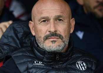 Panik në Bologna, trajneri i klubit italian shpallet në spital/ Çfarë është gjendja e tij aktuelle