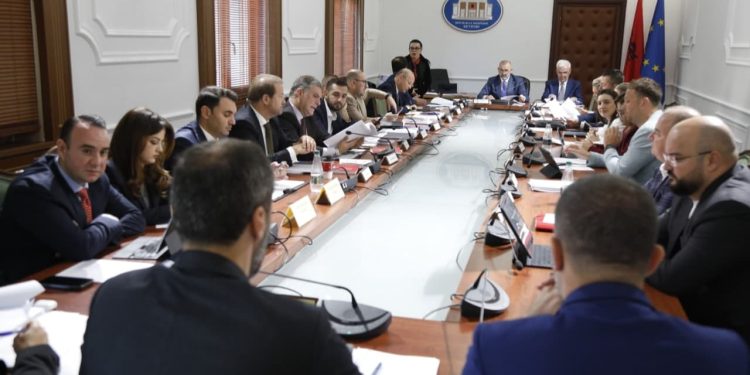 “Paraburgimi është i mbushur,” deklaron ministri i Drejtësisë në lidhje me “Ligjet”: Burgu duhet të kufizohet si mjet i fundit, në përputhje me nivelin e rrezikshmërisë.