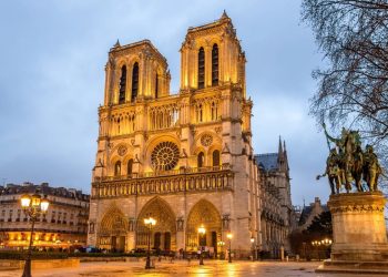 “Parisi tronditet: letër anonime në Katedralen Notre-Dame paralajmëron për një masakër me thikë”