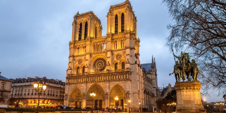 “Parisi tronditet: letër anonime në Katedralen Notre-Dame paralajmëron për një masakër me thikë”