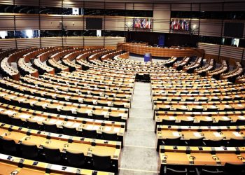 Parlamenti Europian miraton një rezolutë të fortë ndaj Serbisë, duke kritikuar ashpër polarizimin politik, ndikimin pro-rus dhe represionin shtetëror.