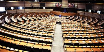 Parlamenti Europian miraton një rezolutë të fortë ndaj Serbisë, duke kritikuar ashpër polarizimin politik, ndikimin pro-rus dhe represionin shtetëror.