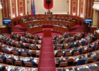 Pas largimit të Tom Doshit dhe Sabina Jorgos, dy deputetë të rinj bëjnë betimin në Kuvend.