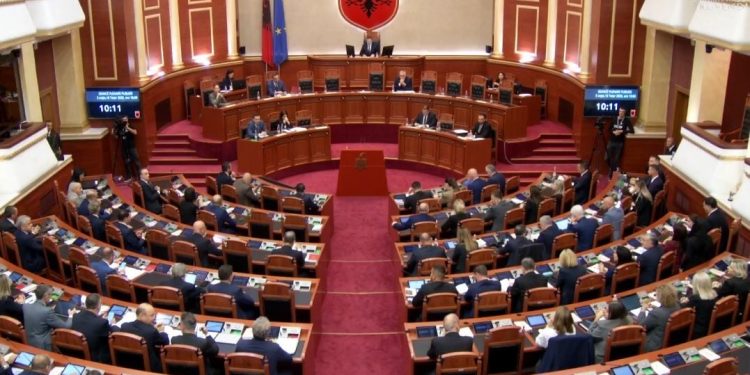 Pas largimit të Tom Doshit dhe Sabina Jorgos, dy deputetë të rinj bëjnë betimin në Kuvend.