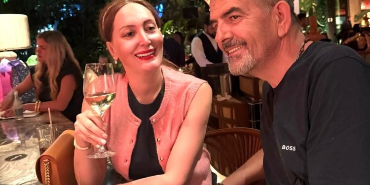 Pas luftës me sëmundjen e rëndë, avokati Saimir Vishaj ndan një foto me gruan e tij, mjeken: "Më në fund arritëm të fitojmë ndaj flamës."