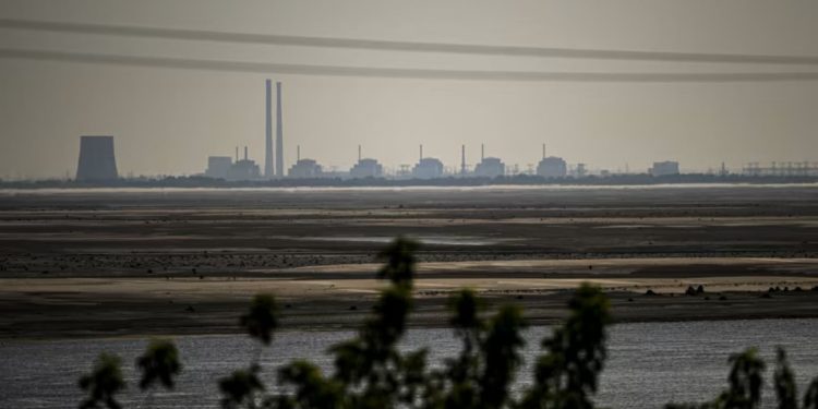 Pas një periudhe prej katër javësh pa energji, fillon rifillimi i furnizimit me elektricitet në centralin bërthamor të Ukrainës.