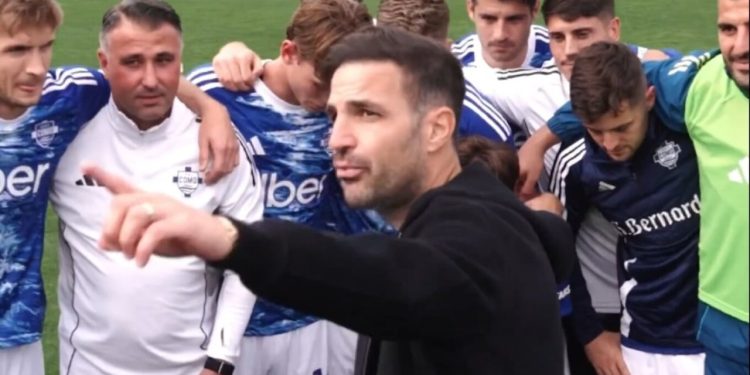 Pas përjetimit të humbjes së parë sezonal ndaj Juventusit, Fabregas u drejtohet me një fjalim emocionues lojtarëve të tij.