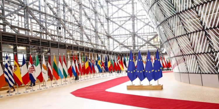 Pas vendosjes së sanksioneve nga Trump për kompanitë ruse të naftës, BE miraton pakon e 19-të të sanksioneve kundër Rusisë.