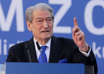 “Pazaret u prishën në aeroportin e Vlorës”, Berisha: Kontratë shumë korruptive, inxhinieri i pistës është larguar në Britani