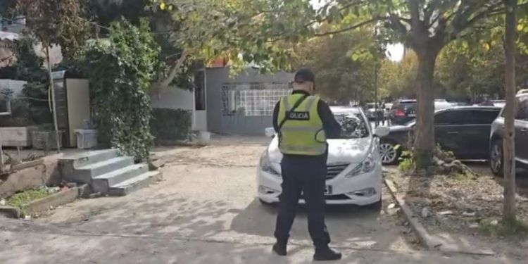 Pengesa në qarkullimin e automjeteve dhe këmbësorëve, mjetet e parkuara në anë të rrugës në Vlorë "zhduken"