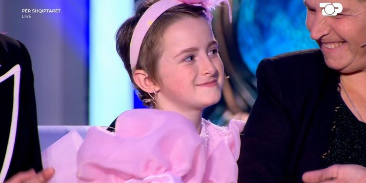“Për Shqiptarët”/ Leandra e vogël triumfon ndaj sëmundjes së rëndë, rikthehet në studio e lumtur dhe energjike.