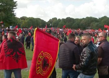 “Përkrah protestën”/ Presidentja e Kosovës: Partitë duhet të formojnë sa më shpejt qeverinë e re