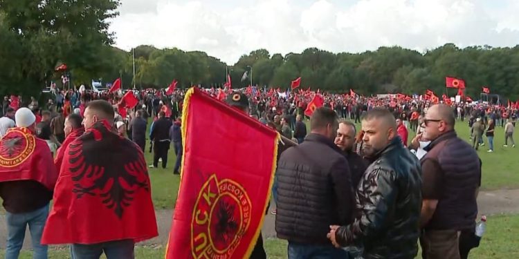 “Përkrah protestën”/ Presidentja e Kosovës: Partitë duhet të formojnë sa më shpejt qeverinë e re