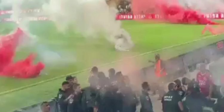 Përleshjet gjatë Derbi të Tel Avivit, me të plagosur përfshirë edhe agjentë të policisë